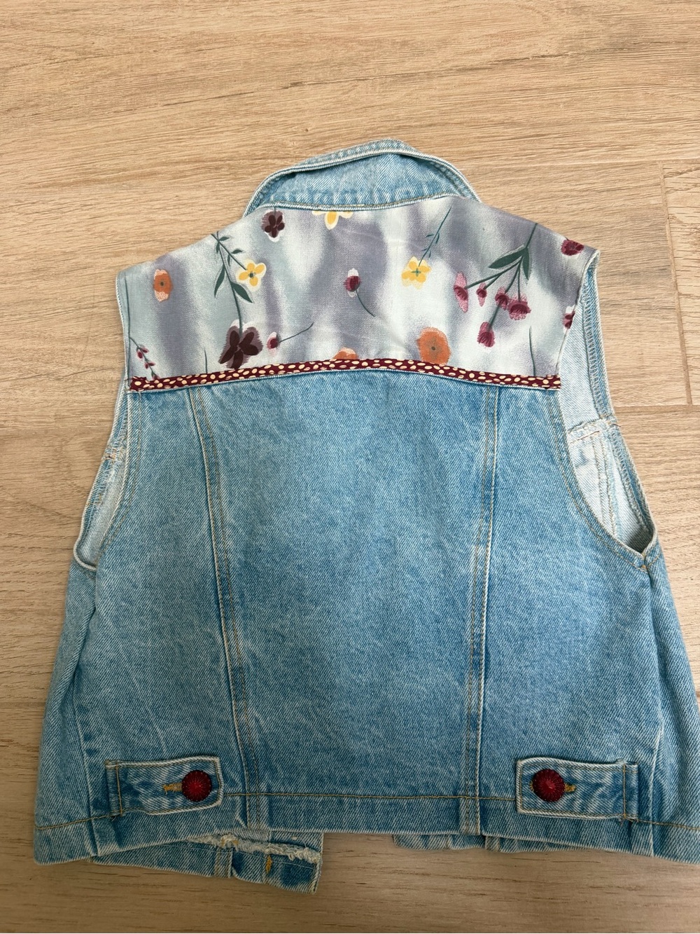 Vintage Women's Light Blue Denim Vest with Floral Embroidery - Picture 6 of 8